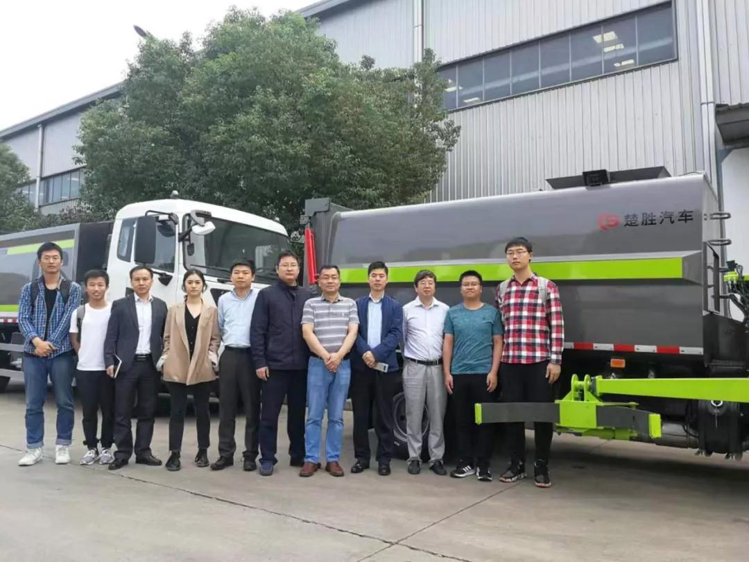 驚艷！“智能機(jī)械臂”自裝卸式垃圾車震撼問世